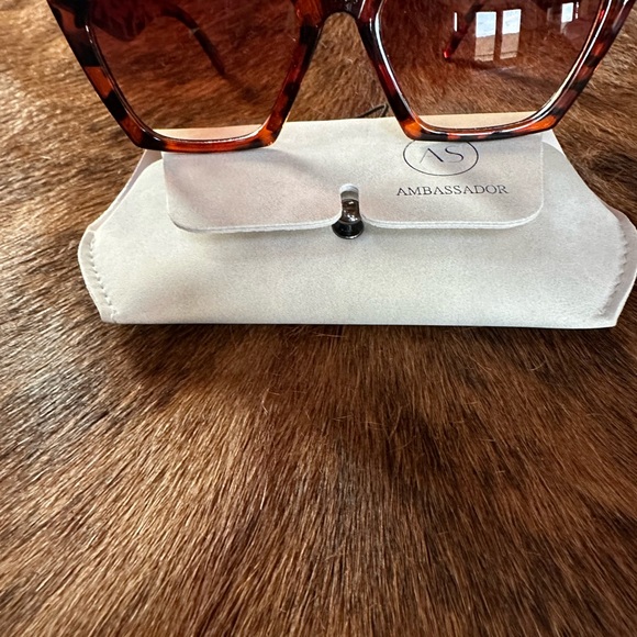 Ambassador Leopard/AVA Collection Sunglasses - Picture 2 of 8